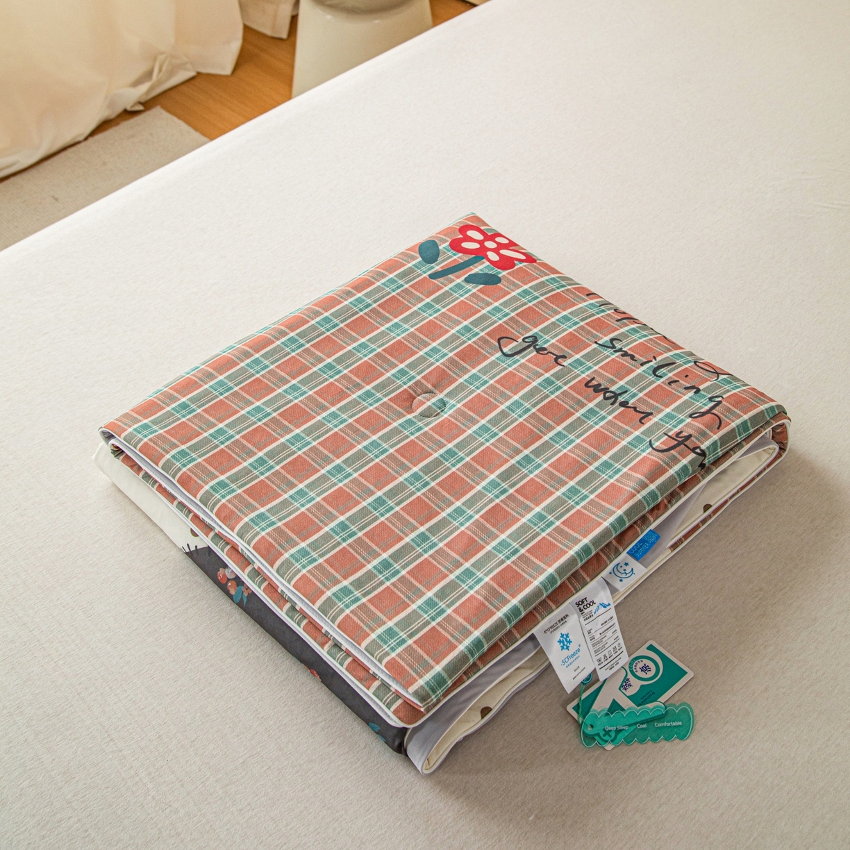 91家纺网 家纺一手货源 找家纺 亿莱鑫 2026春夏新款卡通印花仿锦氨夏被夏凉被空调被 蘑菇熊屋