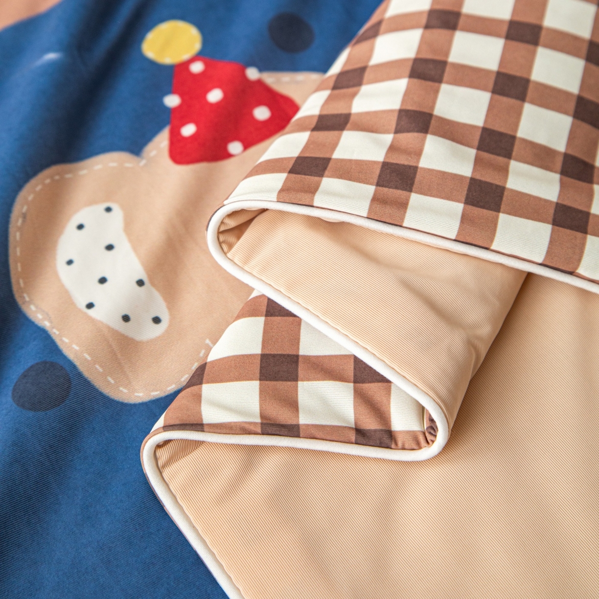 91家纺网 家纺一手货源 找家纺 亿莱鑫 2026春夏新款卡通印花仿锦氨夏被夏凉被空调被 树屋熊趣