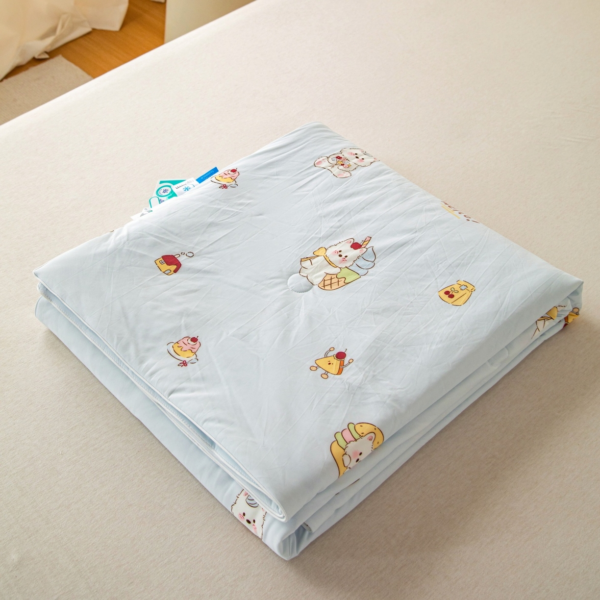 91家纺网 家纺一手货源 找家纺 亿莱鑫 2026春夏新款数码印花仿锦氨夏被夏凉被空调被 萌兔茶点