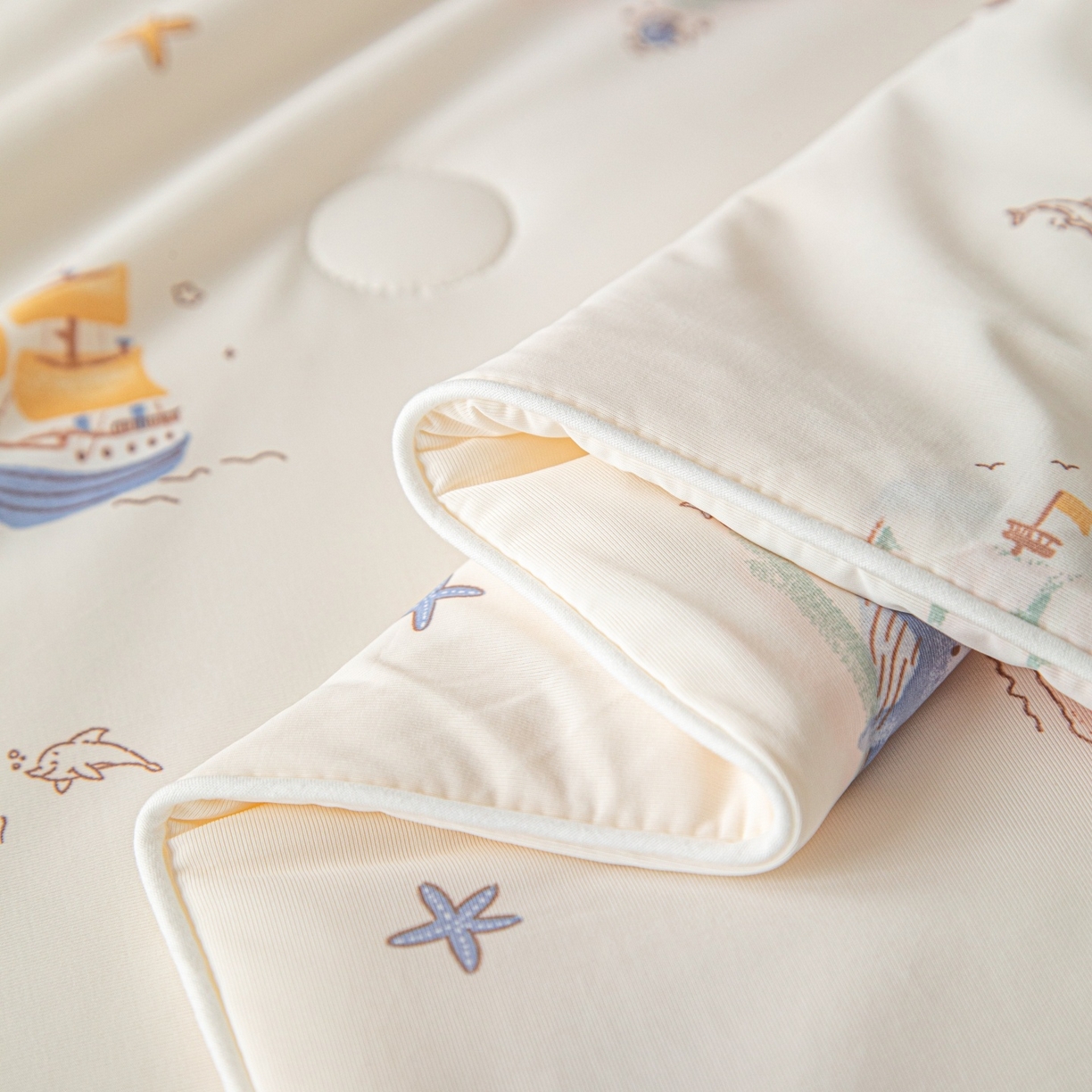 91家纺网 家纺一手货源 找家纺 亿莱鑫 2026春夏新款数码印花仿锦氨夏被夏凉被空调被 鲸帆童梦