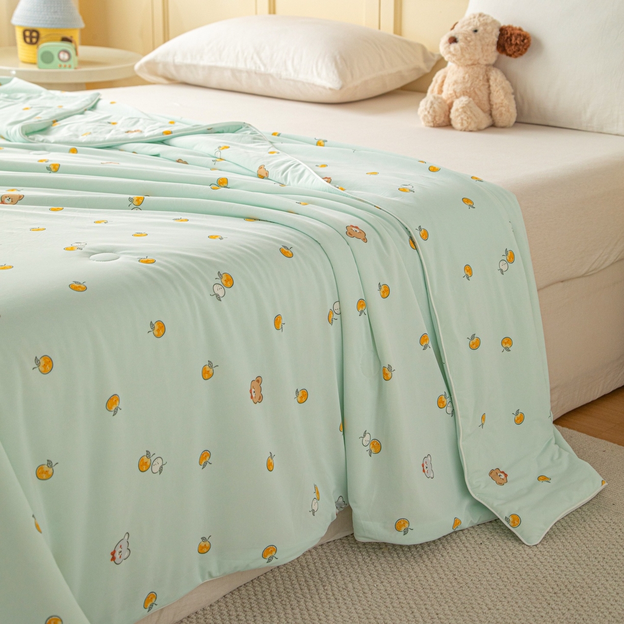 91家纺网 家纺一手货源 找家纺 亿莱鑫 2026春夏新款数码印花仿锦氨夏被夏凉被空调被 橙果萌熊