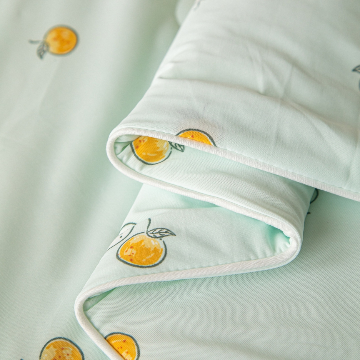 91家纺网 家纺一手货源 找家纺 亿莱鑫 2026春夏新款数码印花仿锦氨夏被夏凉被空调被 橙果萌熊