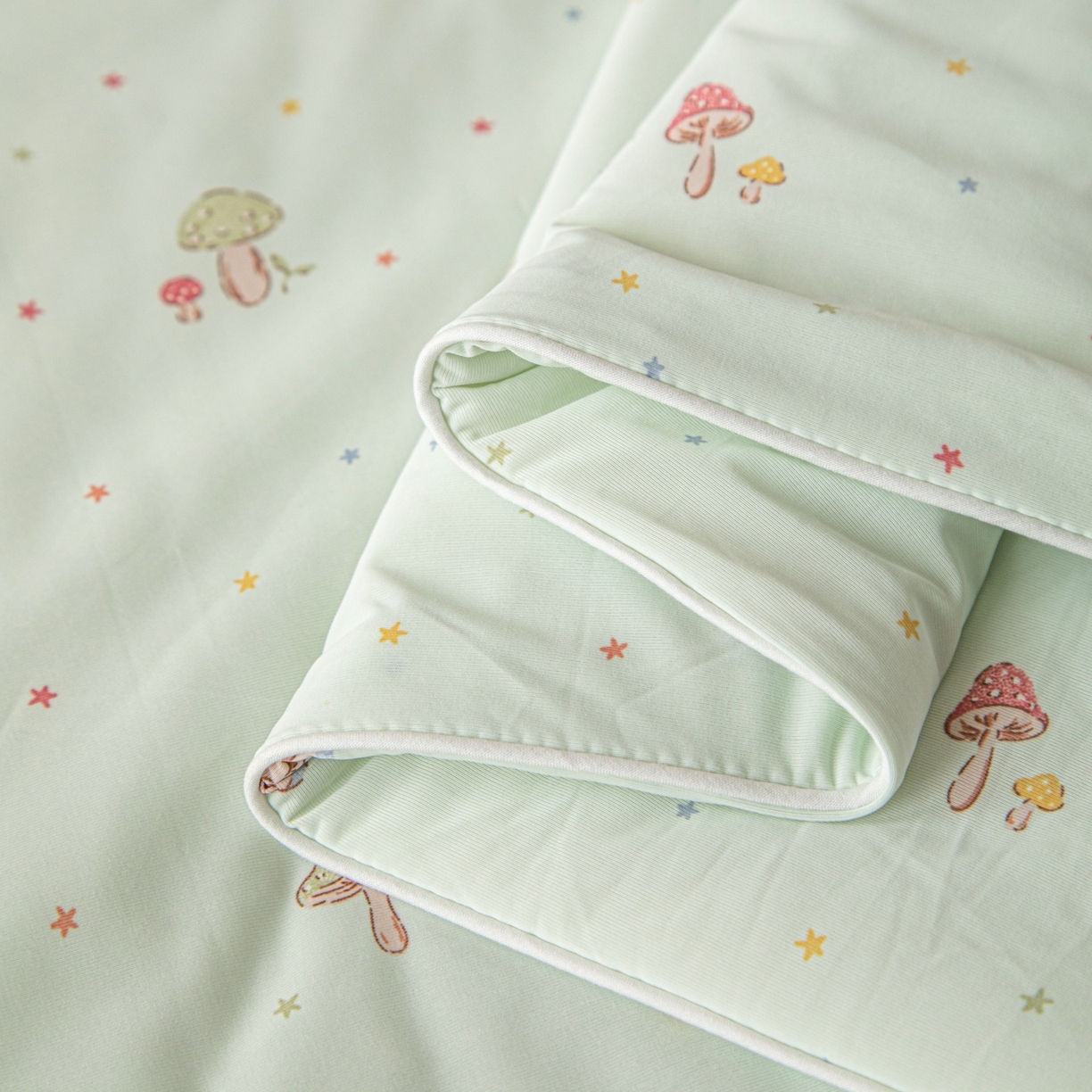 91家纺网 家纺一手货源 找家纺 亿莱鑫 2026春夏新款数码印花仿锦氨夏被夏凉被空调被 蘑菇庄园