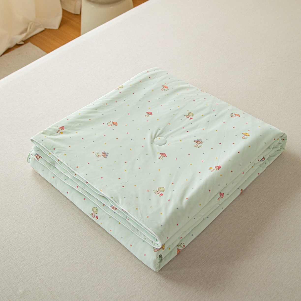 91家纺网 家纺一手货源 找家纺 亿莱鑫 2026春夏新款数码印花仿锦氨夏被夏凉被空调被 蘑菇庄园