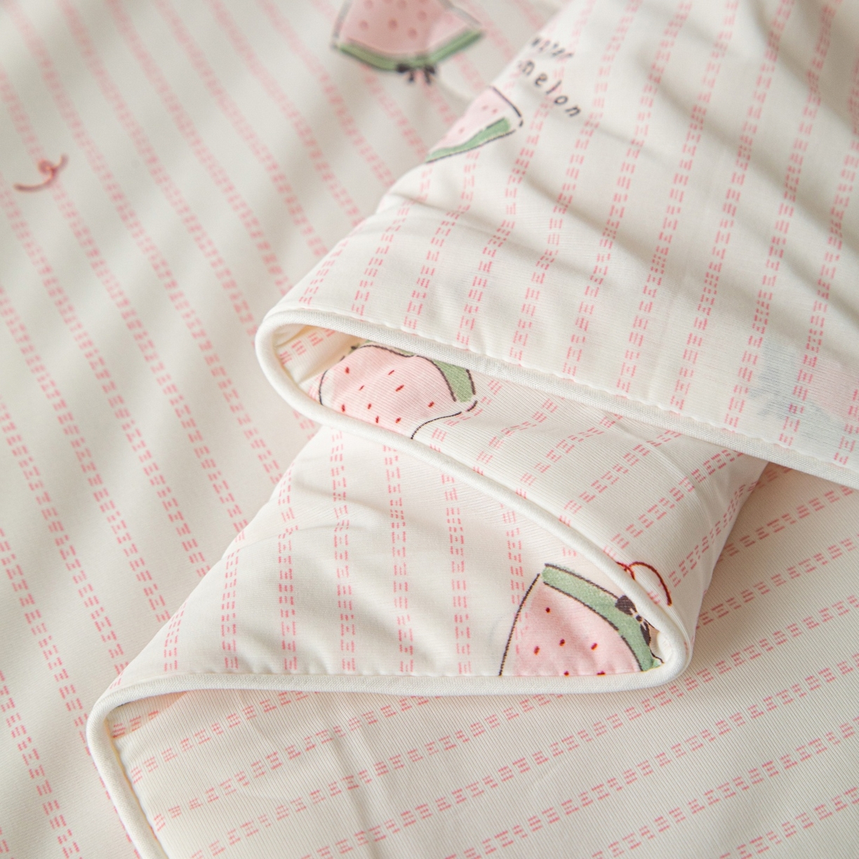 91家纺网 家纺一手货源 找家纺 亿莱鑫 2026春夏新款数码印花仿锦氨夏被夏凉被空调被 缤纷夏日