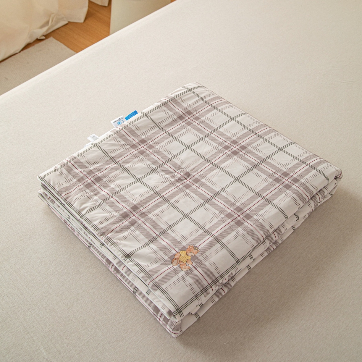 91家纺网 家纺一手货源 找家纺 亿莱鑫 2026春夏新款数码印花仿锦氨夏被夏凉被空调被 格纹小熊-灰