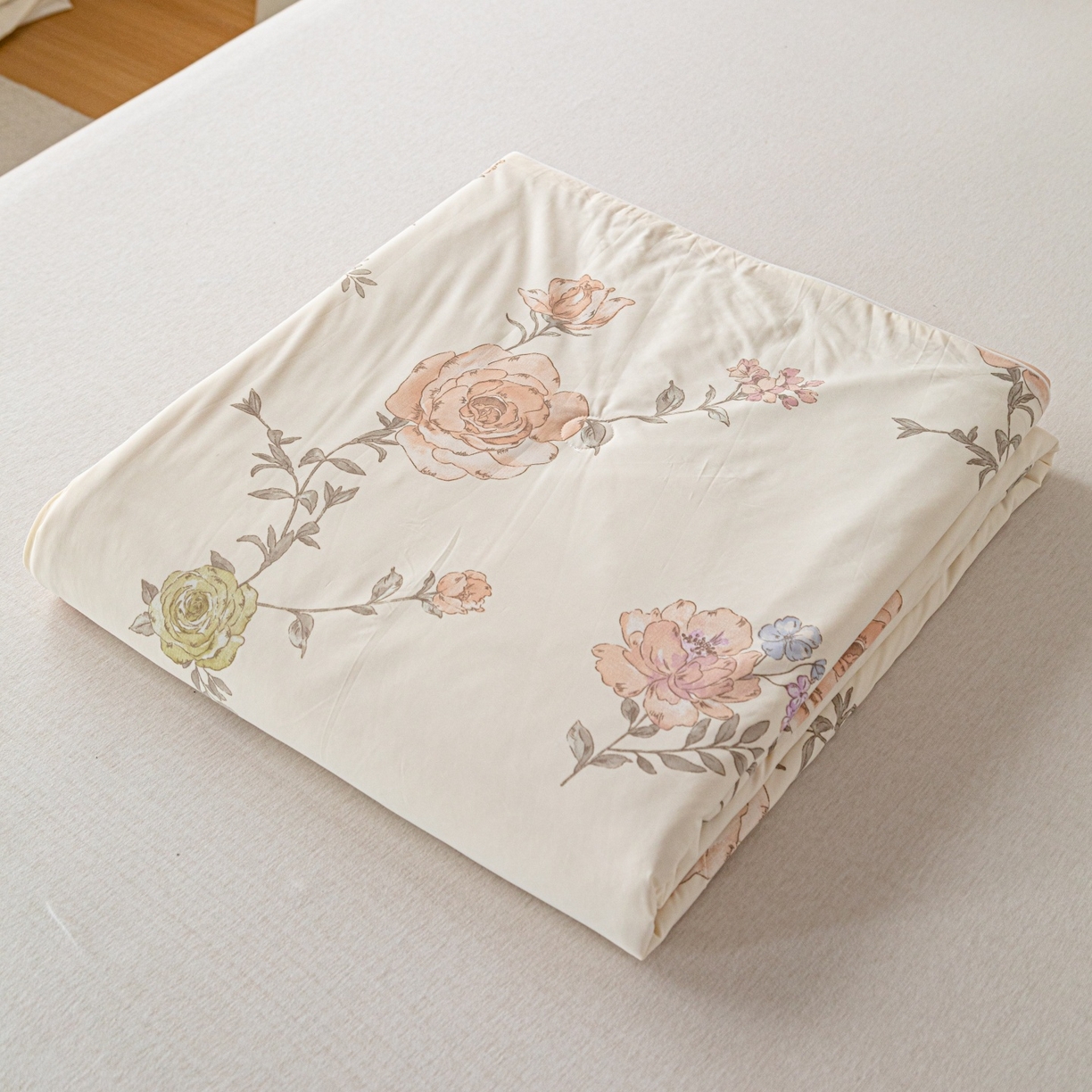 91家纺网 家纺一手货源 找家纺 亿莱鑫 2026春夏新款数码印花仿锦氨夏被夏凉被空调被 浅夏蔷薇