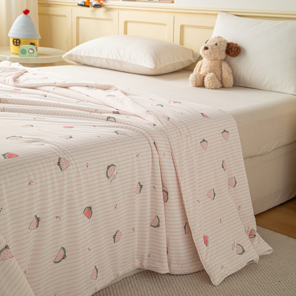 91家纺网 家纺一手货源 找家纺 亿莱鑫 2026春夏新款数码印花仿锦氨夏被夏凉被空调被 缤纷夏日