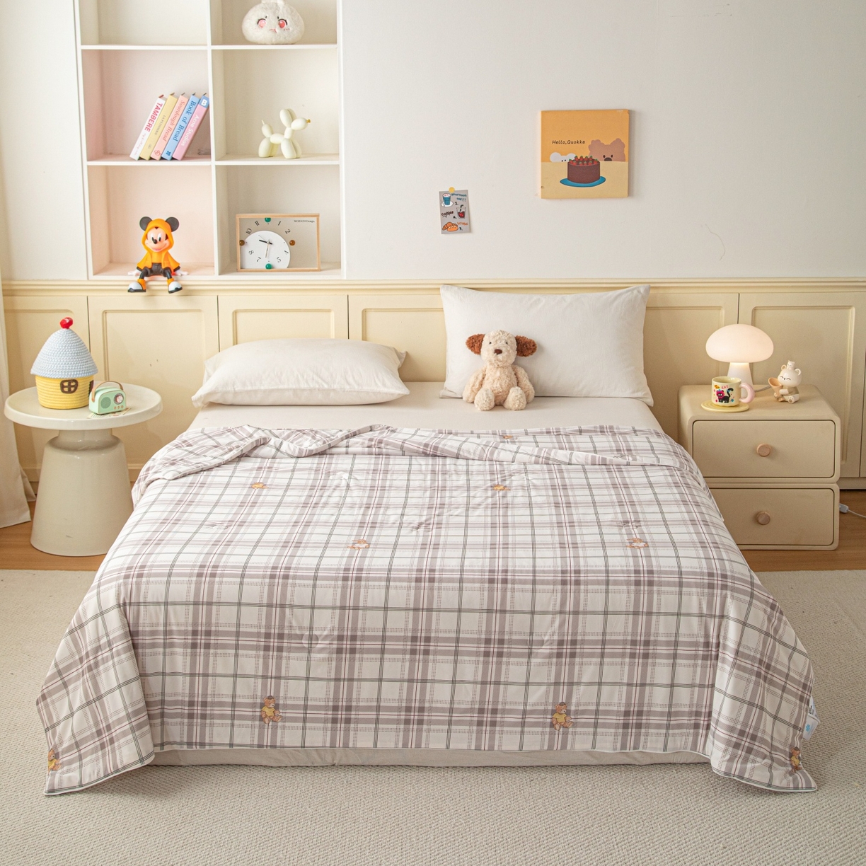 91家纺网 家纺一手货源 找家纺 亿莱鑫 2026春夏新款数码印花仿锦氨夏被夏凉被空调被 格纹小熊-灰