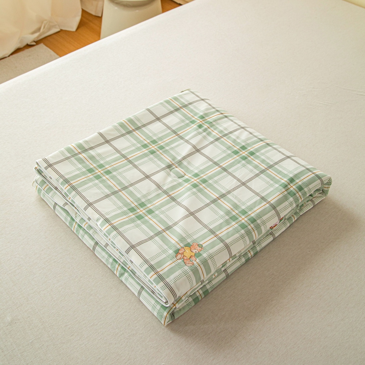 91家纺网 家纺一手货源 找家纺 亿莱鑫 2026春夏新款数码印花仿锦氨夏被夏凉被空调被 格纹小熊-绿