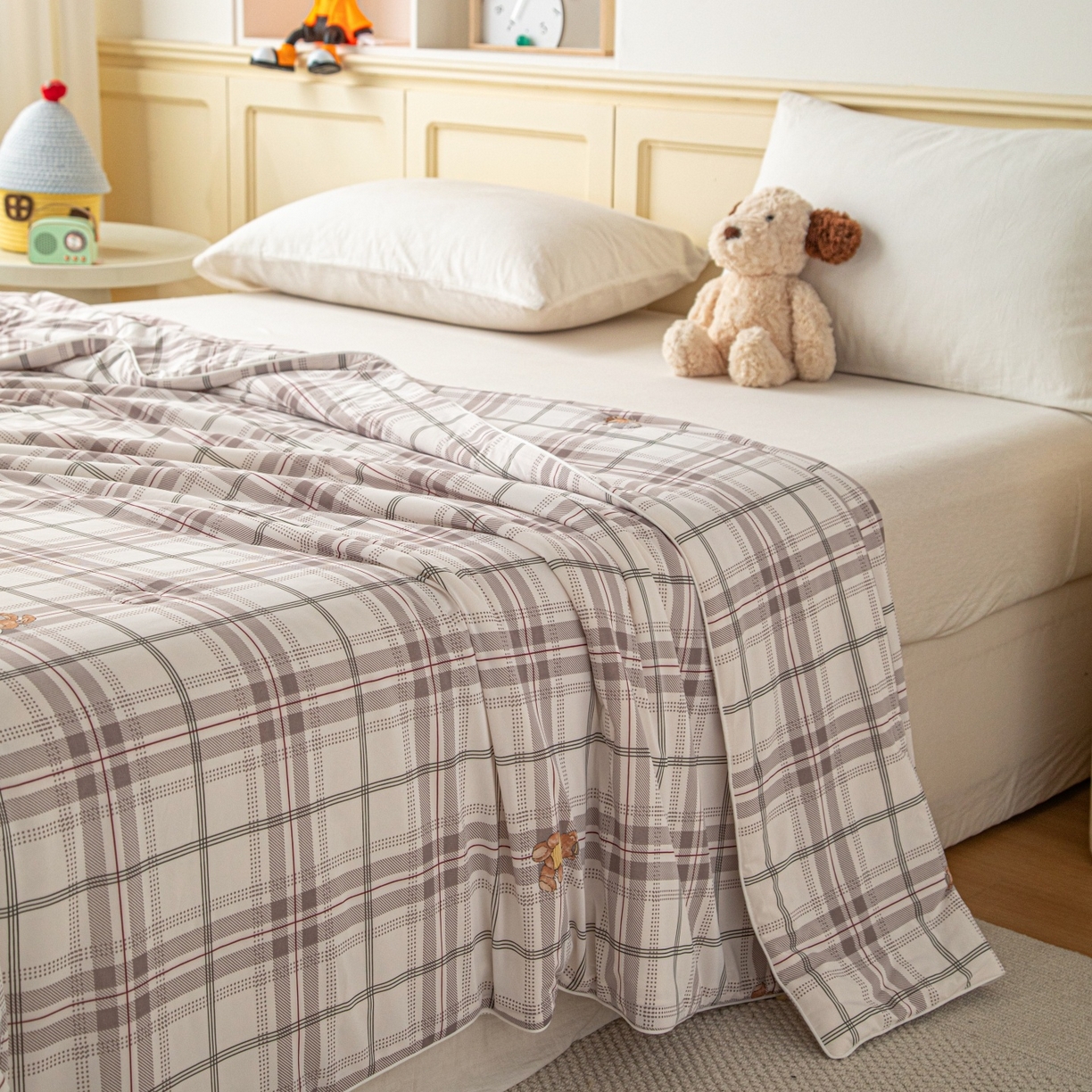 91家纺网 家纺一手货源 找家纺 亿莱鑫 2026春夏新款数码印花仿锦氨夏被夏凉被空调被 格纹小熊-灰