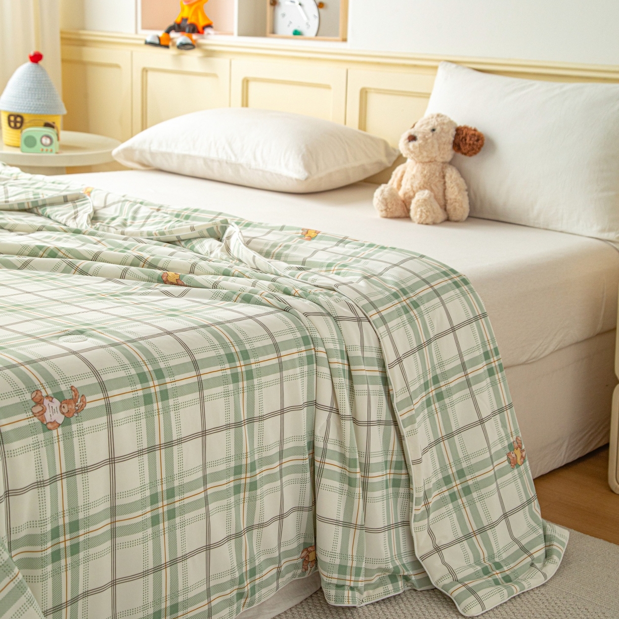 91家纺网 家纺一手货源 找家纺 亿莱鑫 2026春夏新款数码印花仿锦氨夏被夏凉被空调被 格纹小熊-绿