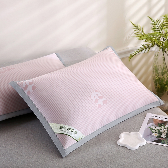 91家纺网 家纺一手货源 找家纺 小牛席业 2026新款熊猫格纹提花冰丝夏凉枕套 粉色