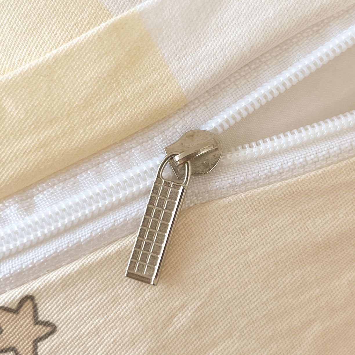 91家纺网 家纺一手货源 找家纺 博雅 2026新款蜡笔小新正版授权全棉纯棉大版枕套单品枕套枕套单件 大版-奶白格子小新