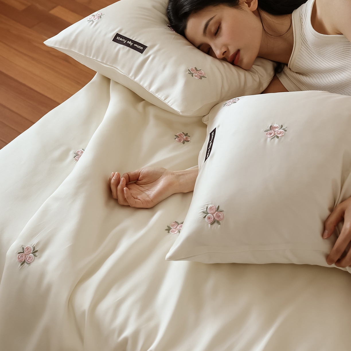 91家纺网 家纺一手货源 找家纺 初拾 2026新款60支进口奥地利兰精天丝四件套-玫瑰少女 玫瑰少女-月光白