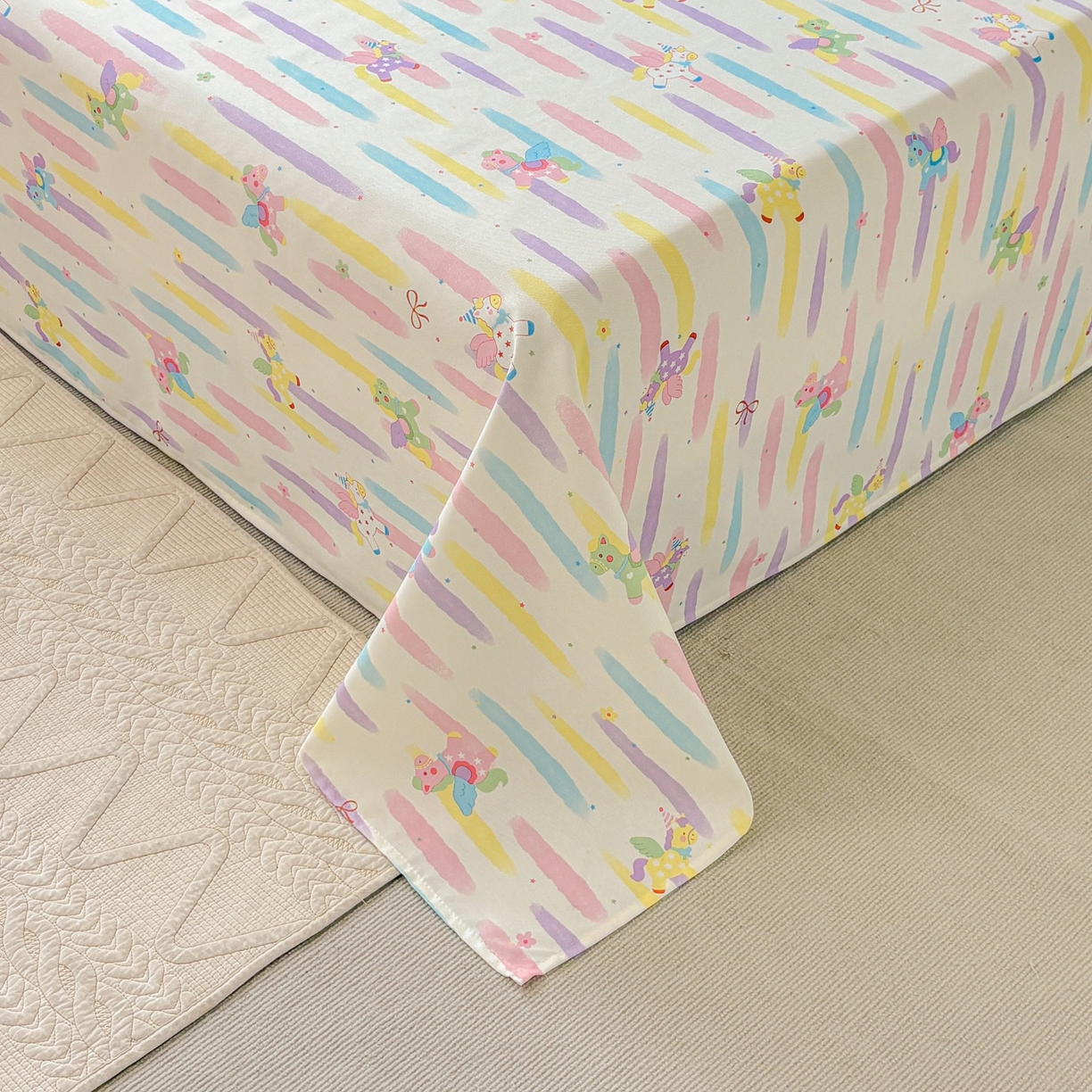 91家纺网 家纺一手货源 找家纺 青泽家纺 2025新款原棉标老粗布系列床单三件套 彩虹小马