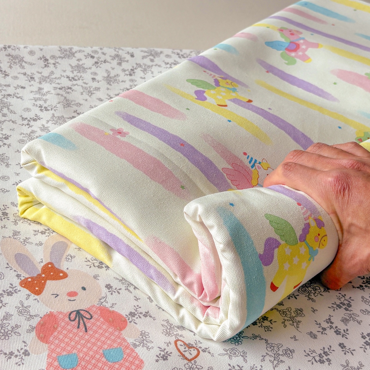 91家纺网 家纺一手货源 找家纺 青泽家纺 2025新款原棉标老粗布系列床单三件套 彩虹小马