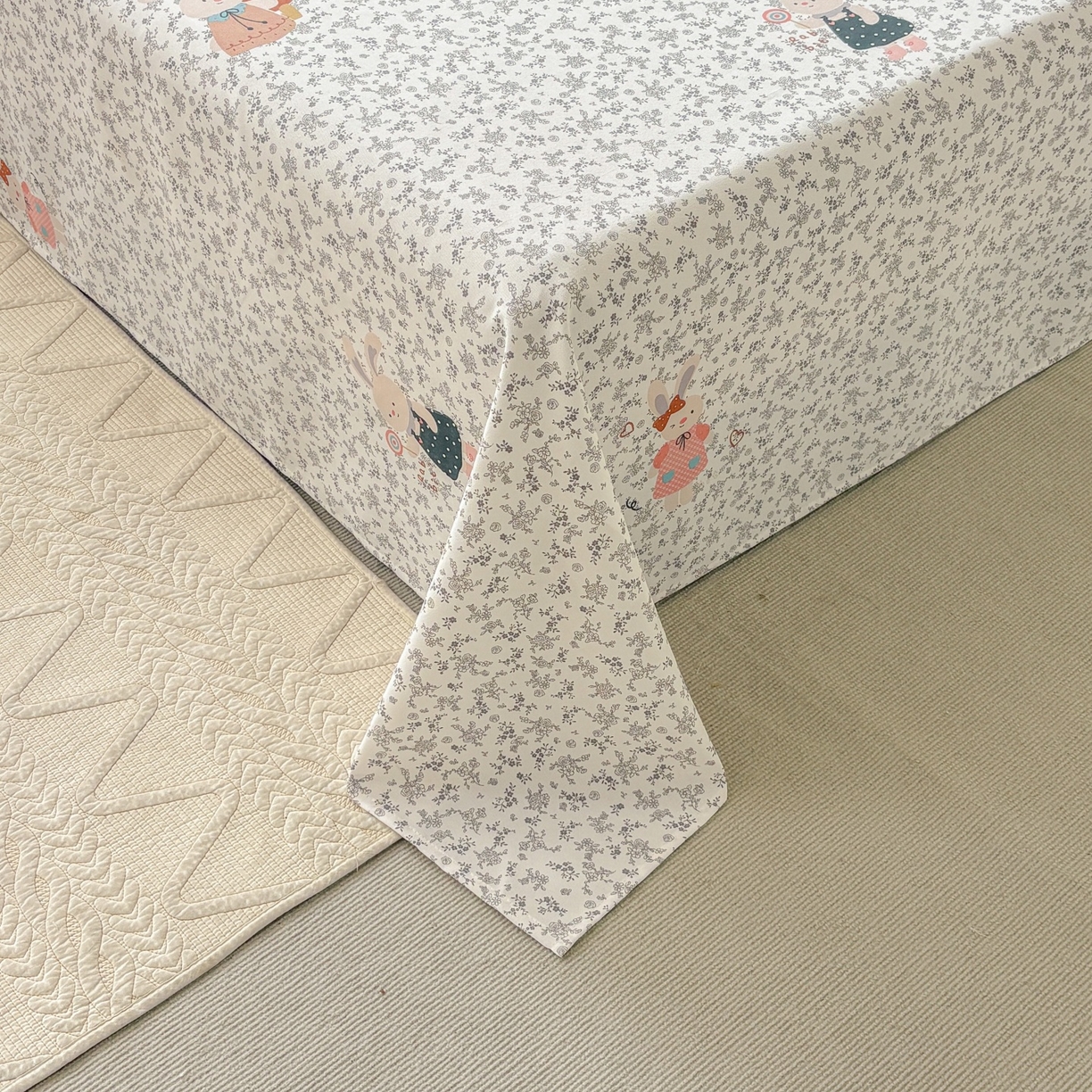 91家纺网 家纺一手货源 找家纺 青泽家纺 2025新款原棉标老粗布系列床单三件套 花间兔