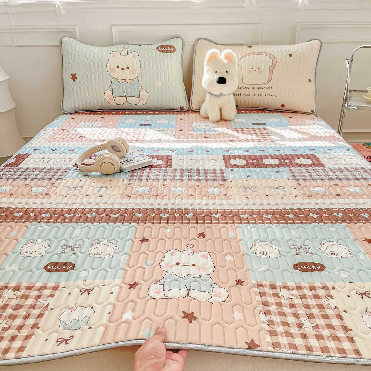 91家纺网 家纺一手货源 找家纺 摩妮卡 2026新款数码大版小清新乳胶凉席床席款三件套-场景一 解压小群