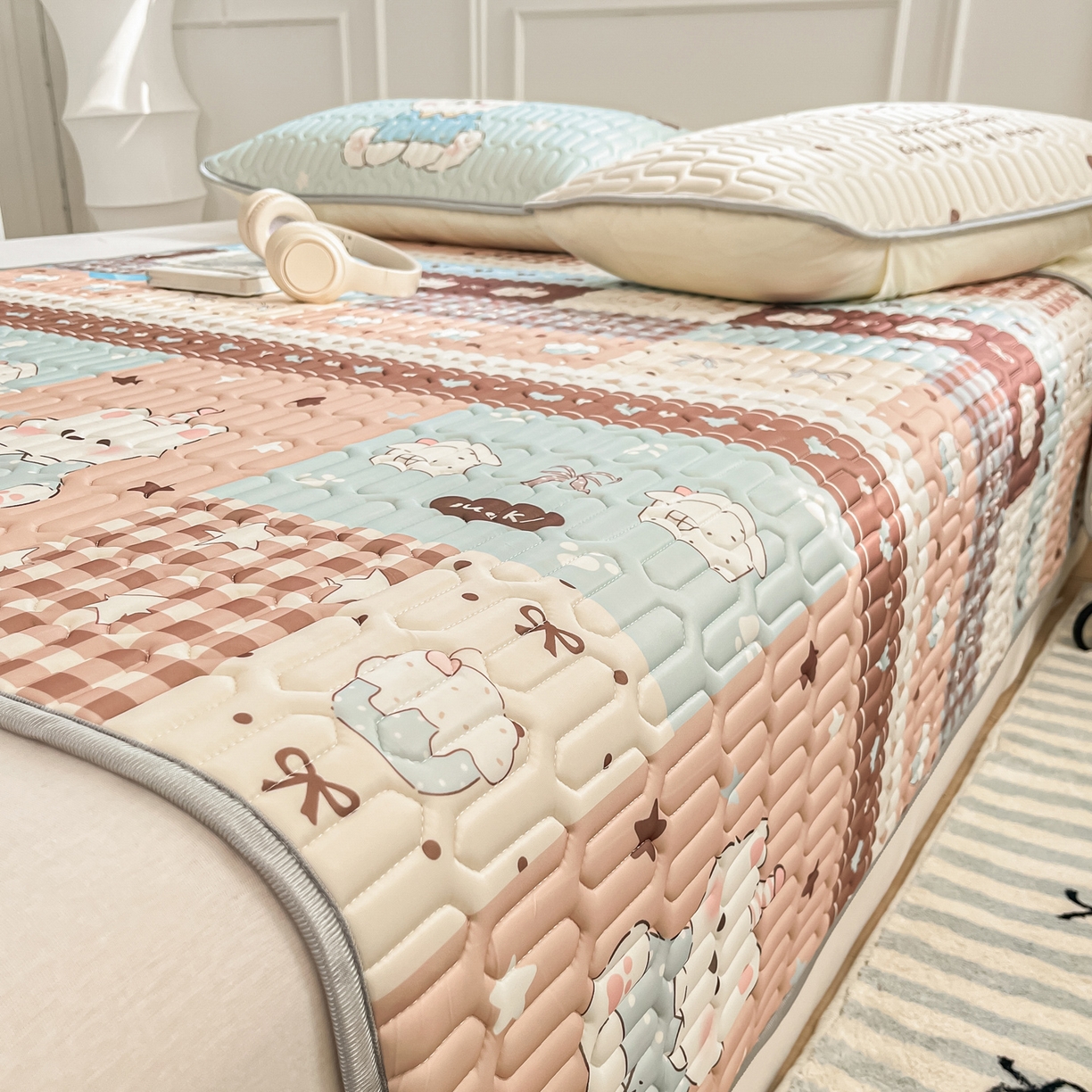 91家纺网 家纺一手货源 找家纺 摩妮卡 2026新款数码大版小清新乳胶凉席床席款三件套-场景一 解压小群