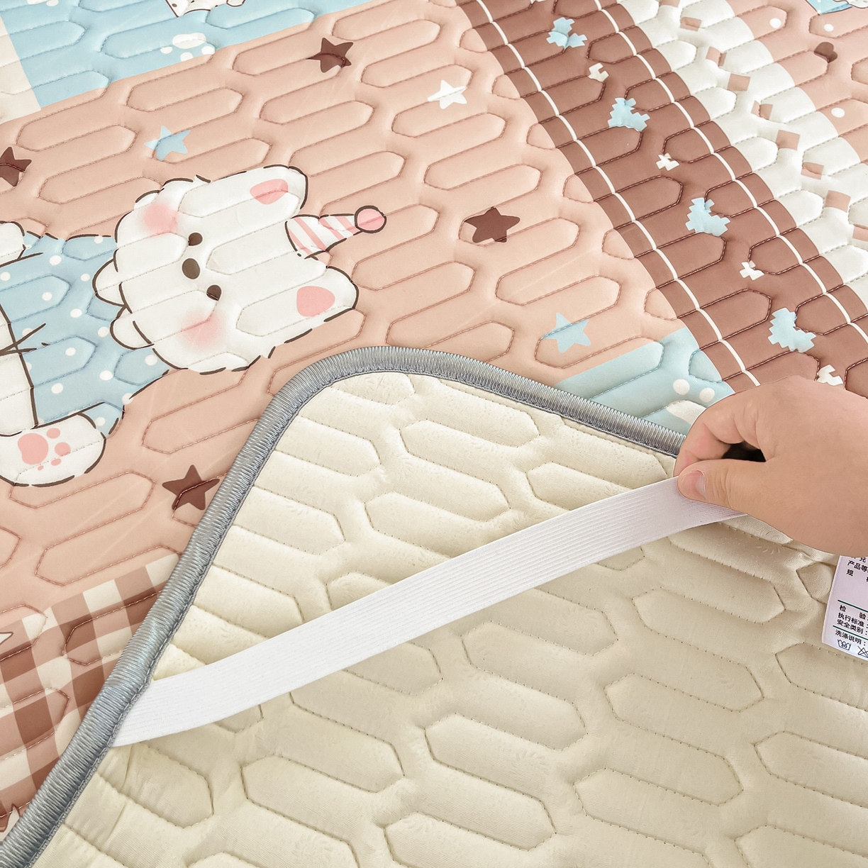 91家纺网 家纺一手货源 找家纺 摩妮卡 2026新款数码大版小清新乳胶凉席床席款三件套-场景一 解压小群