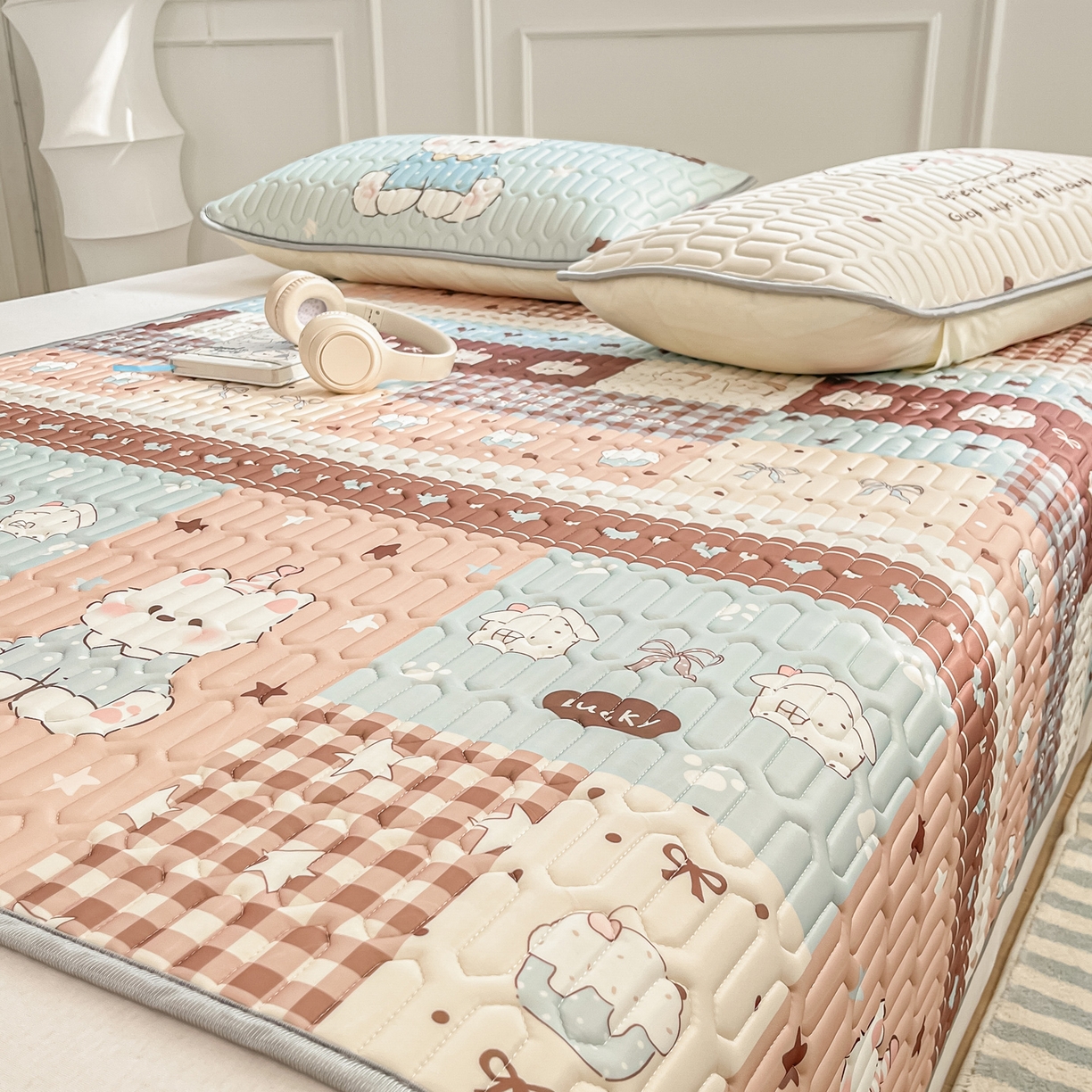 91家纺网 家纺一手货源 找家纺 摩妮卡 2026新款数码大版小清新乳胶凉席床席款三件套-场景一 解压小群