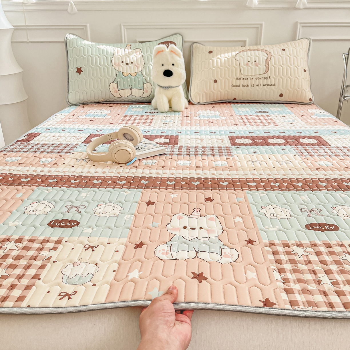 91家纺网 家纺一手货源 找家纺 摩妮卡 2026新款数码大版小清新乳胶凉席床席款三件套-场景一 解压小群