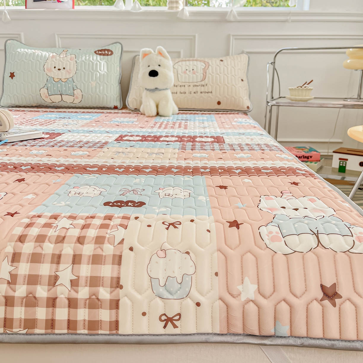 91家纺网 家纺一手货源 找家纺 摩妮卡 2026新款数码大版小清新乳胶凉席床席款三件套-场景一 解压小群