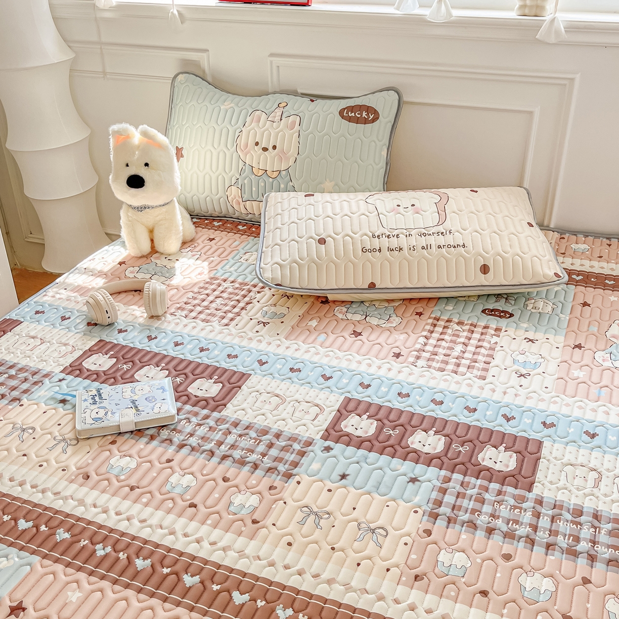 91家纺网 家纺一手货源 找家纺 摩妮卡 2026新款数码大版小清新乳胶凉席床席款三件套-场景一 解压小群