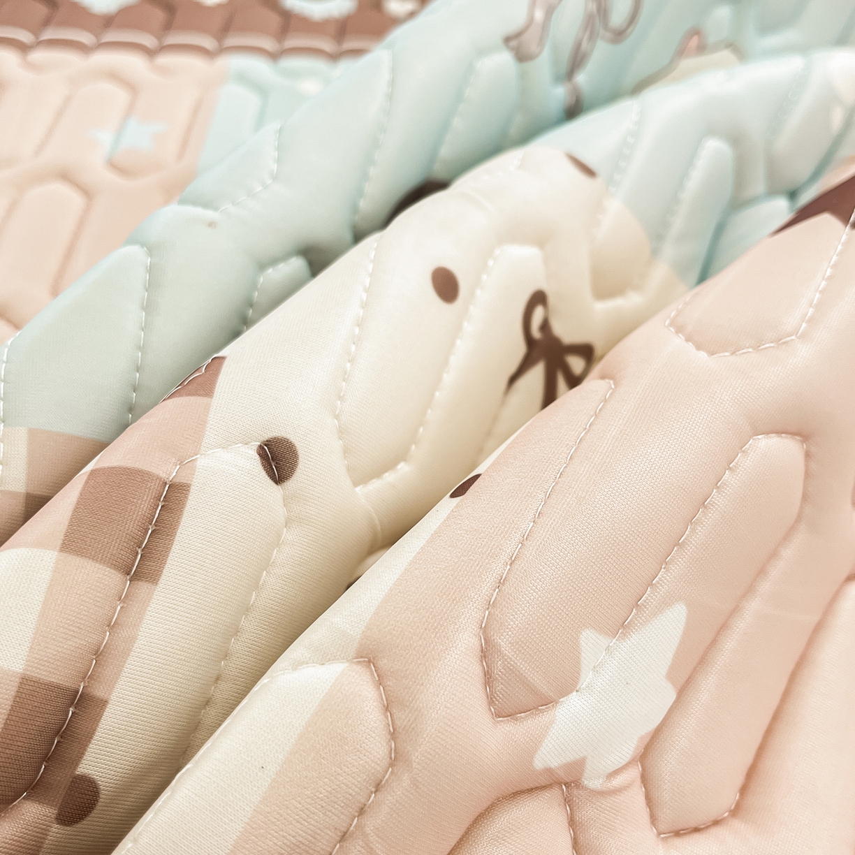 91家纺网 家纺一手货源 找家纺 摩妮卡 2026新款数码大版小清新乳胶凉席床席款三件套-场景一 解压小群