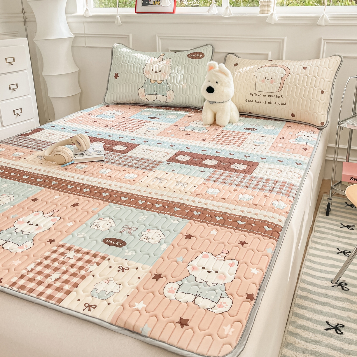 91家纺网 家纺一手货源 找家纺 摩妮卡 2026新款数码大版小清新乳胶凉席床席款三件套-场景一 解压小群