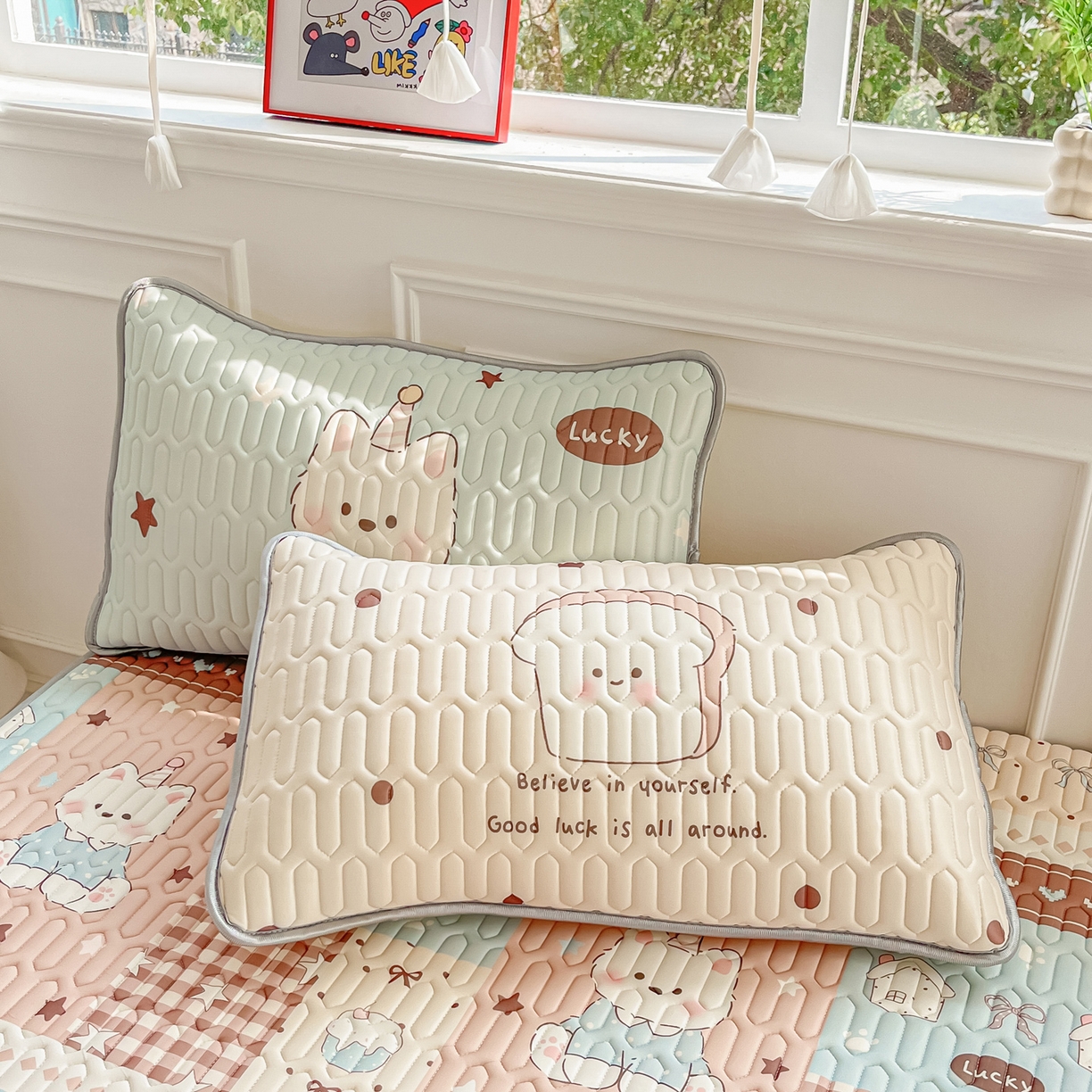 91家纺网 家纺一手货源 找家纺 摩妮卡 2026新款数码大版小清新乳胶凉席床席款三件套-场景一 解压小群