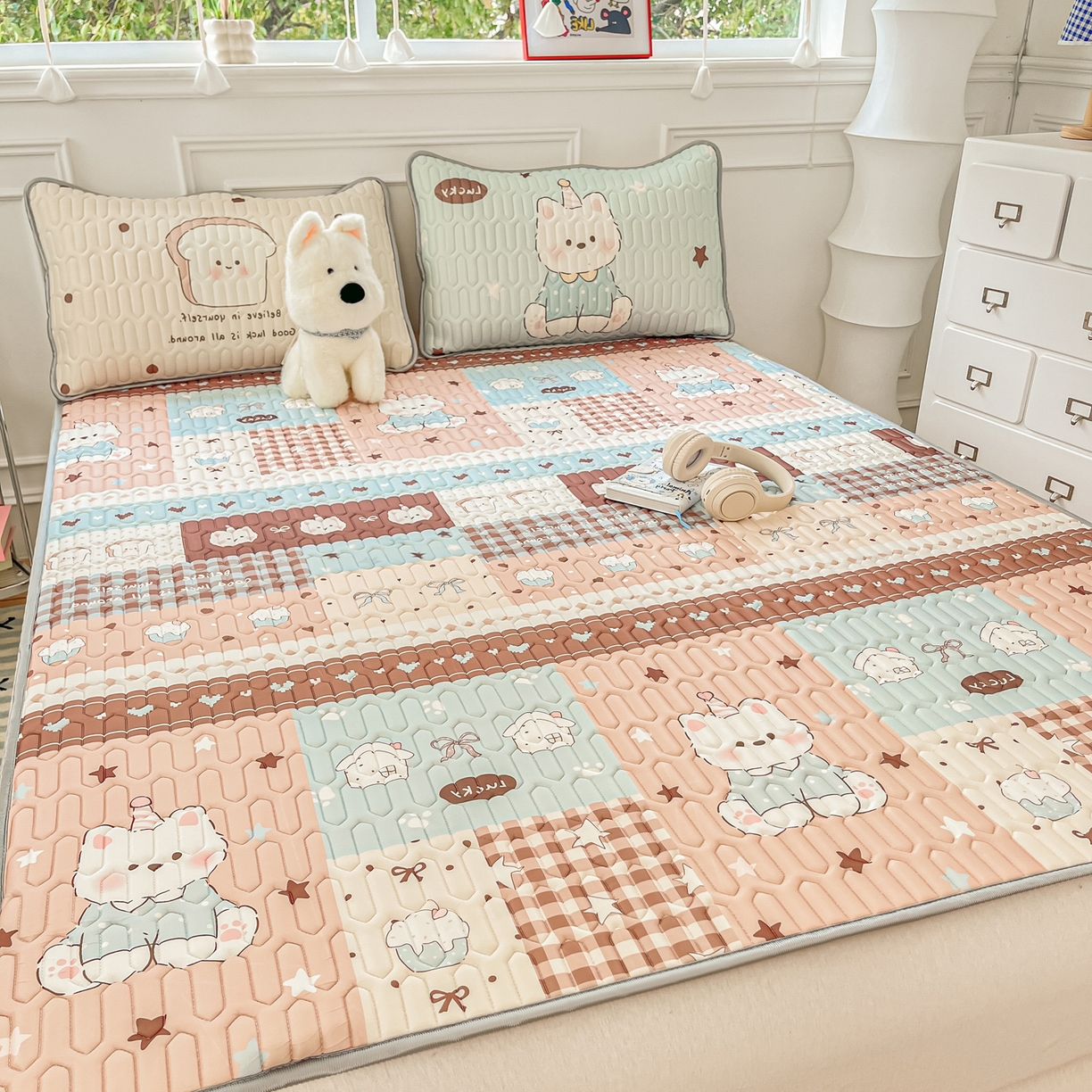 91家纺网 家纺一手货源 找家纺 摩妮卡 2026新款数码大版小清新乳胶凉席床席款三件套-场景一 解压小群