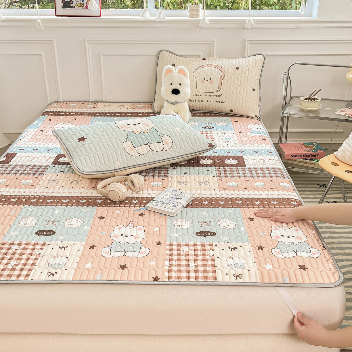 91家纺网 家纺一手货源 找家纺 摩妮卡 2026新款数码大版小清新乳胶凉席床席款三件套-场景一 解压小群