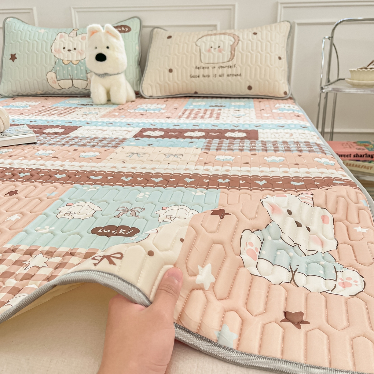 91家纺网 家纺一手货源 找家纺 摩妮卡 2026新款数码大版小清新乳胶凉席床席款三件套-场景一 解压小群