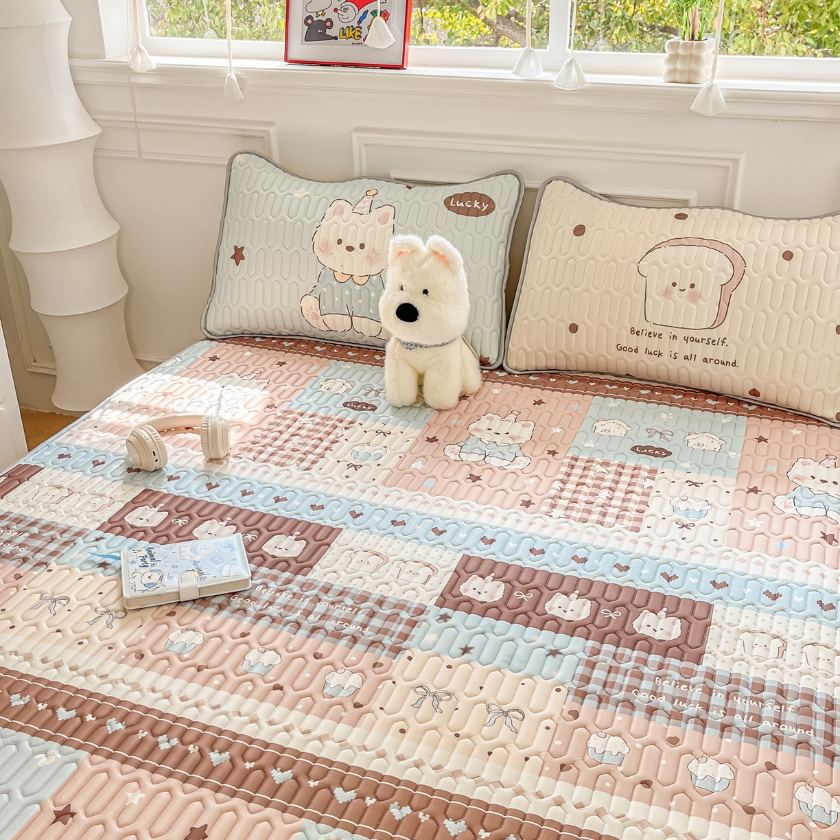 91家纺网 家纺一手货源 找家纺 摩妮卡 2026新款数码大版小清新乳胶凉席床席款三件套-场景一 解压小群