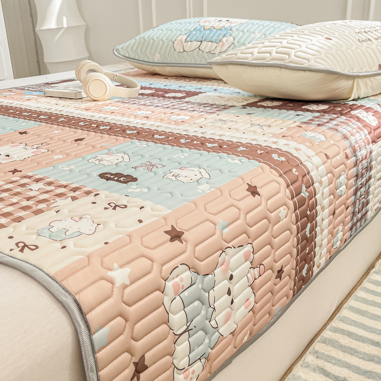 91家纺网 家纺一手货源 找家纺 摩妮卡 2026新款数码大版小清新乳胶凉席床席款三件套-场景一 解压小群