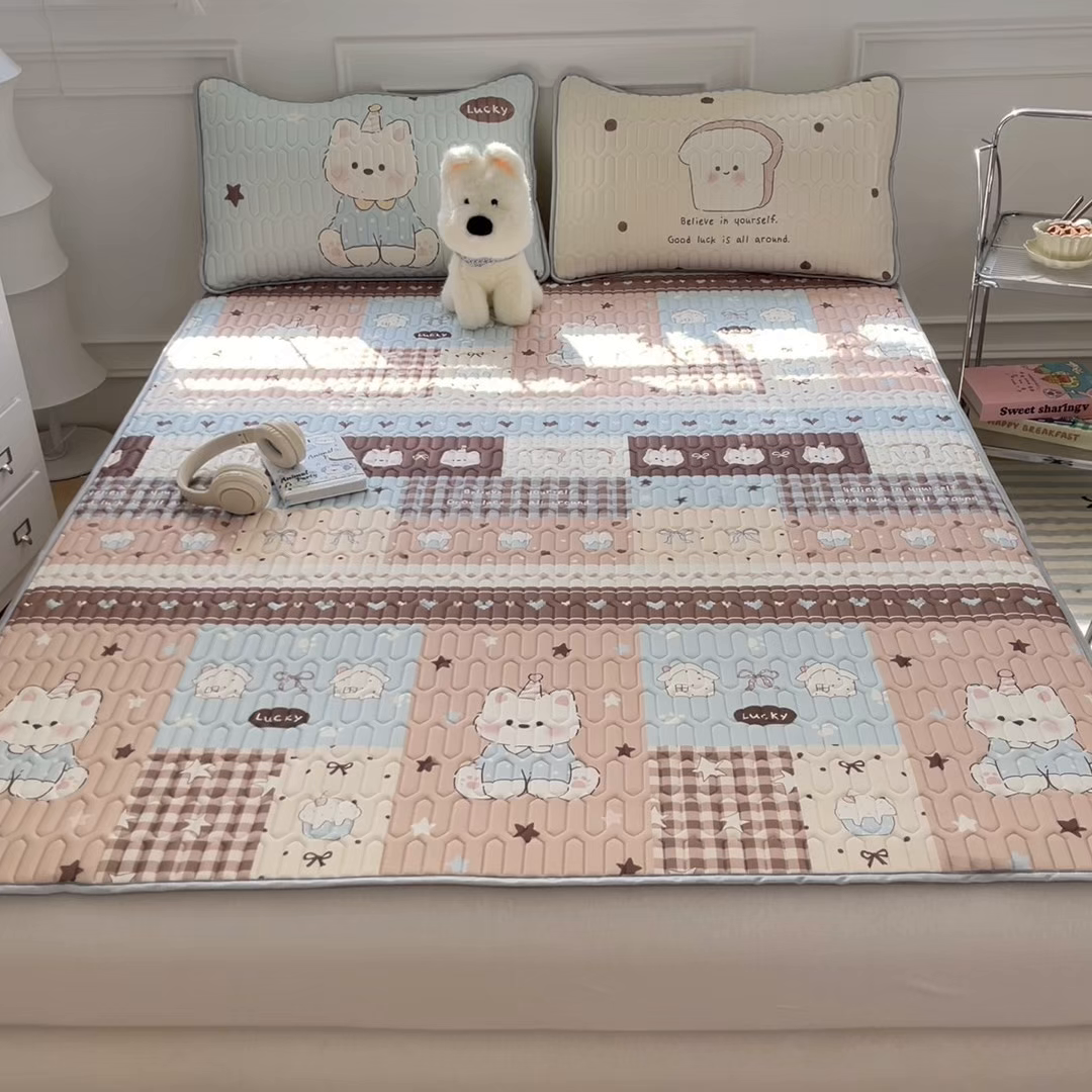 91家纺网 家纺一手货源 找家纺 摩妮卡 2026新款数码大版小清新乳胶凉席床席款三件套-场景一 解压小群