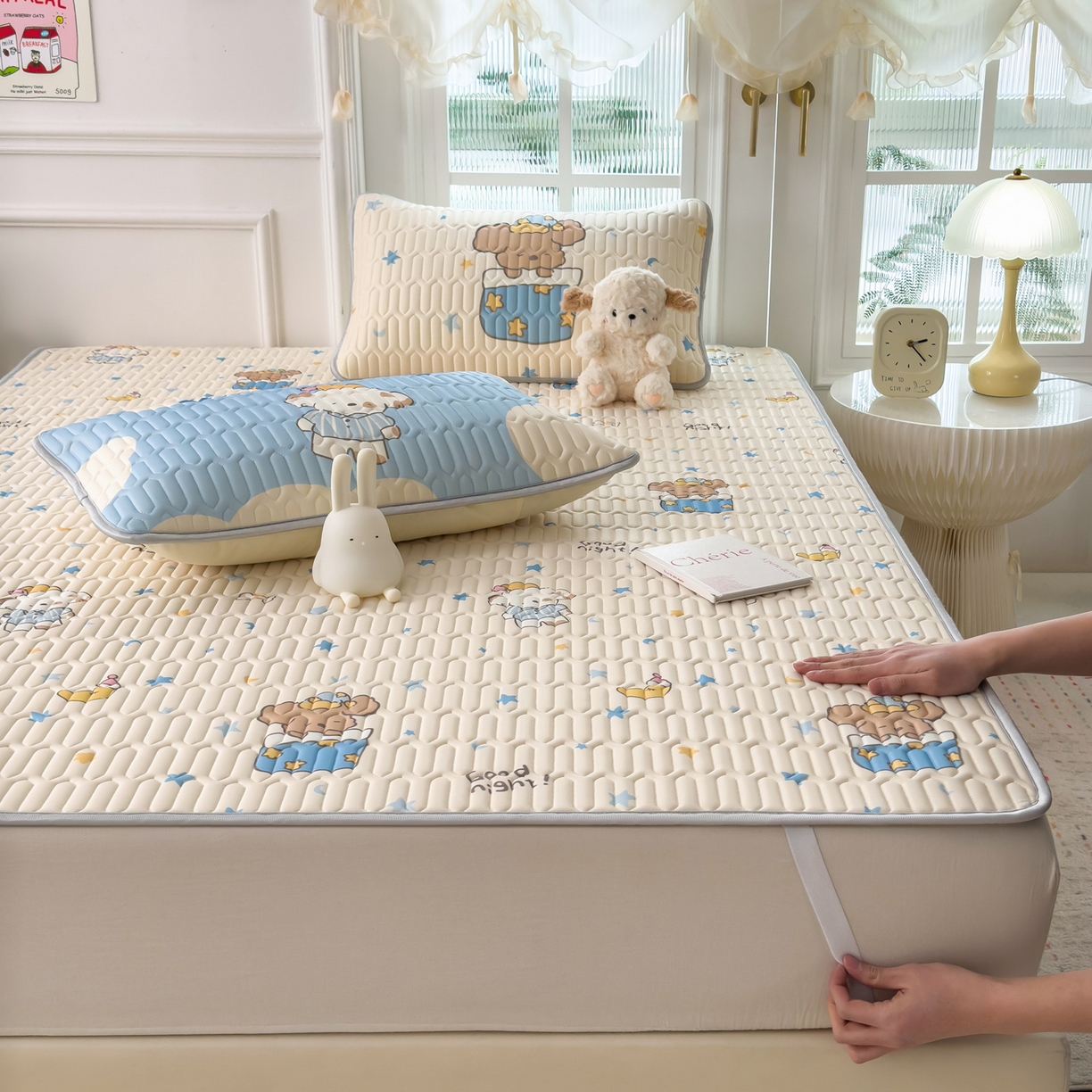 91家纺网 家纺一手货源 找家纺 摩妮卡 2026新款数码大版小清新乳胶凉席床席款三件套-场景一 蓝调小熊