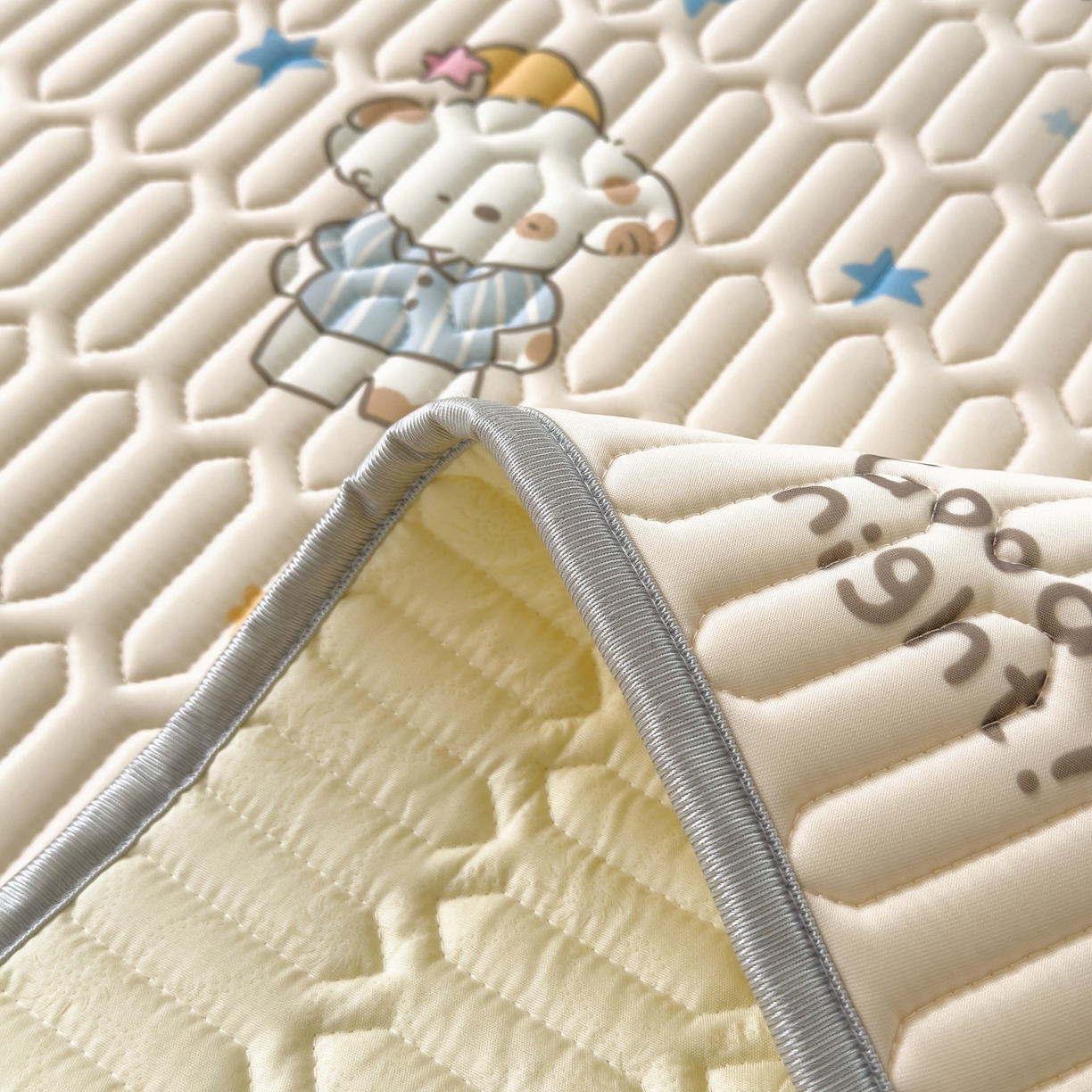 91家纺网 家纺一手货源 找家纺 摩妮卡 2026新款数码大版小清新乳胶凉席床席款三件套-场景一 蓝调小熊