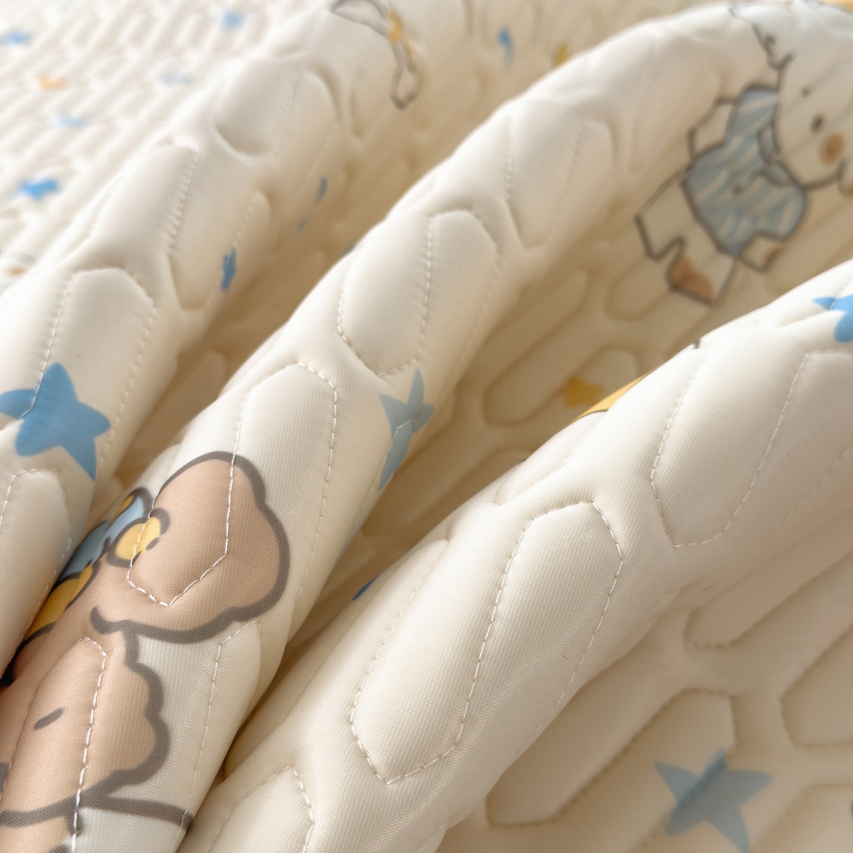 91家纺网 家纺一手货源 找家纺 摩妮卡 2026新款数码大版小清新乳胶凉席床席款三件套-场景一 蓝调小熊