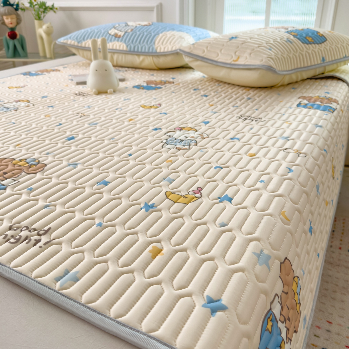 91家纺网 家纺一手货源 找家纺 摩妮卡 2026新款数码大版小清新乳胶凉席床席款三件套-场景一 蓝调小熊