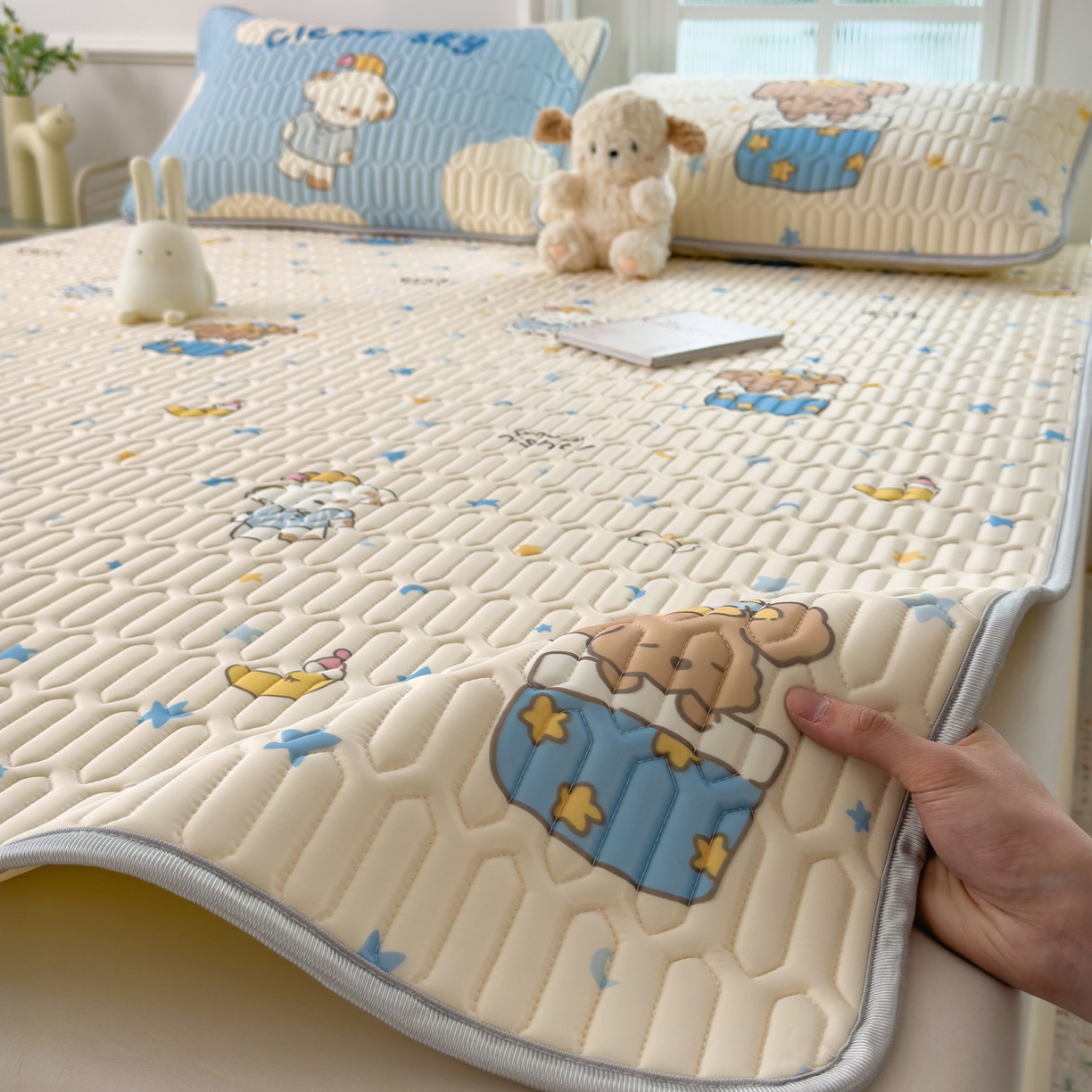 91家纺网 家纺一手货源 找家纺 摩妮卡 2026新款数码大版小清新乳胶凉席床席款三件套-场景一 蓝调小熊