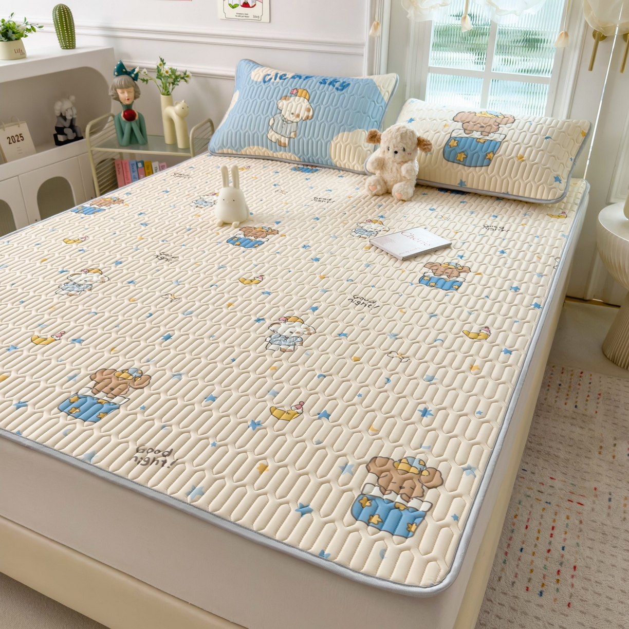 91家纺网 家纺一手货源 找家纺 摩妮卡 2026新款数码大版小清新乳胶凉席床席款三件套-场景一 蓝调小熊