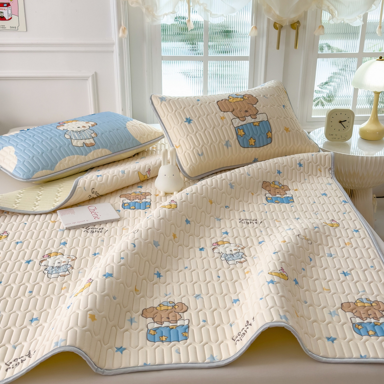 91家纺网 家纺一手货源 找家纺 摩妮卡 2026新款数码大版小清新乳胶凉席床席款三件套-场景一 蓝调小熊