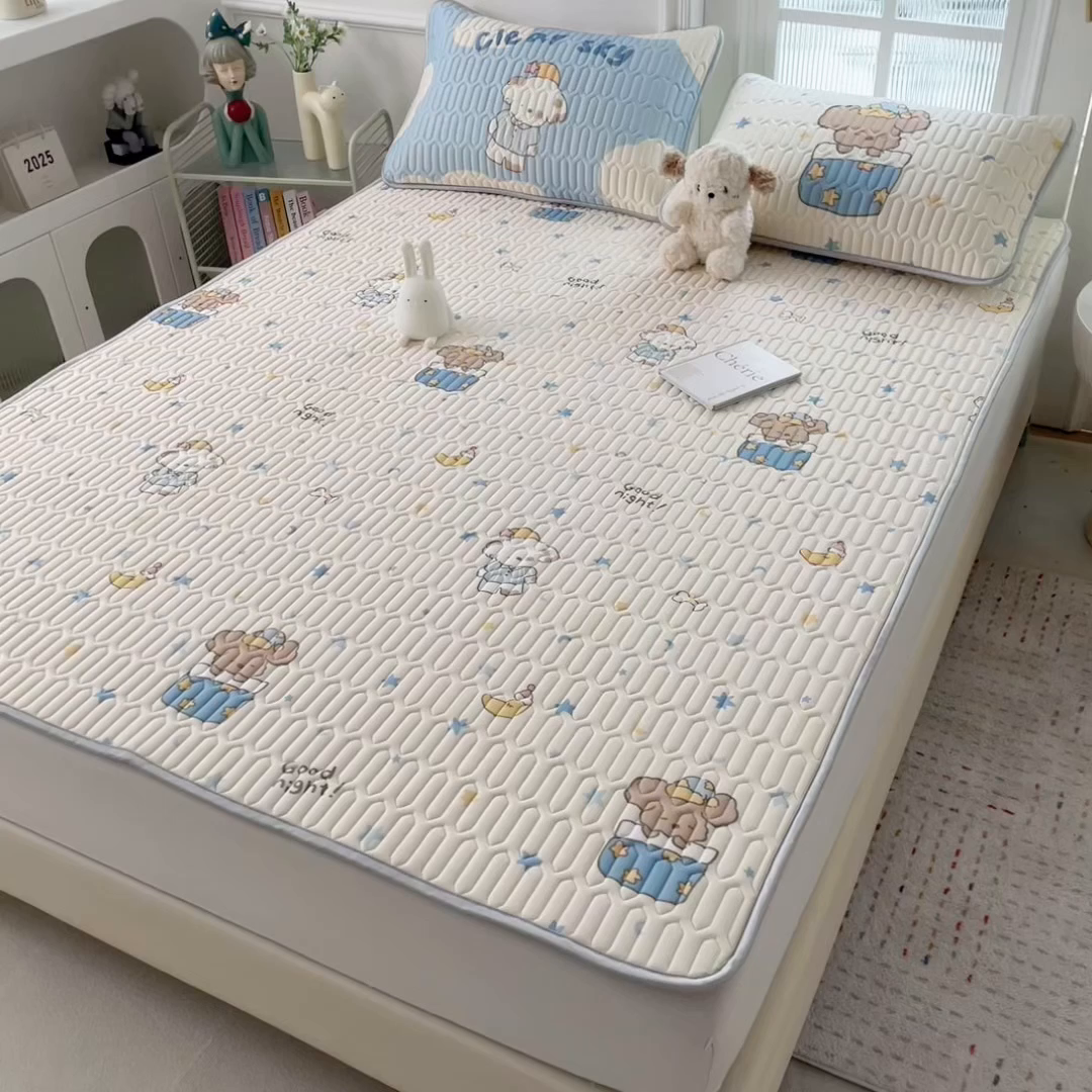 91家纺网 家纺一手货源 找家纺 摩妮卡 2026新款数码大版小清新乳胶凉席床席款三件套-场景一 蓝调小熊