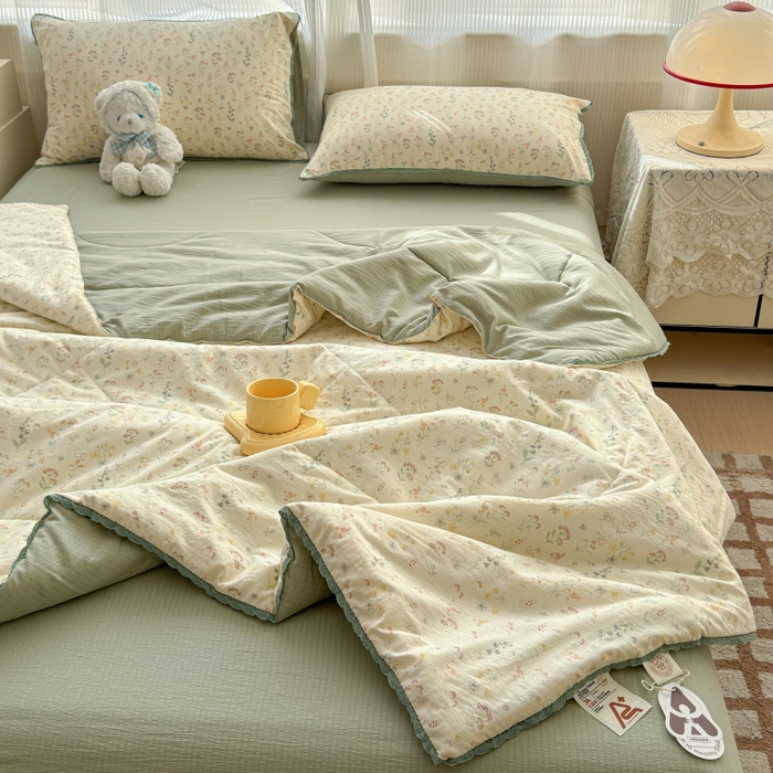 91家纺网 家纺一手货源 找家纺 贝扬思家纺 2026新款云感双层纱抗菌花边夏被-晴风系列 晴风-春日小花