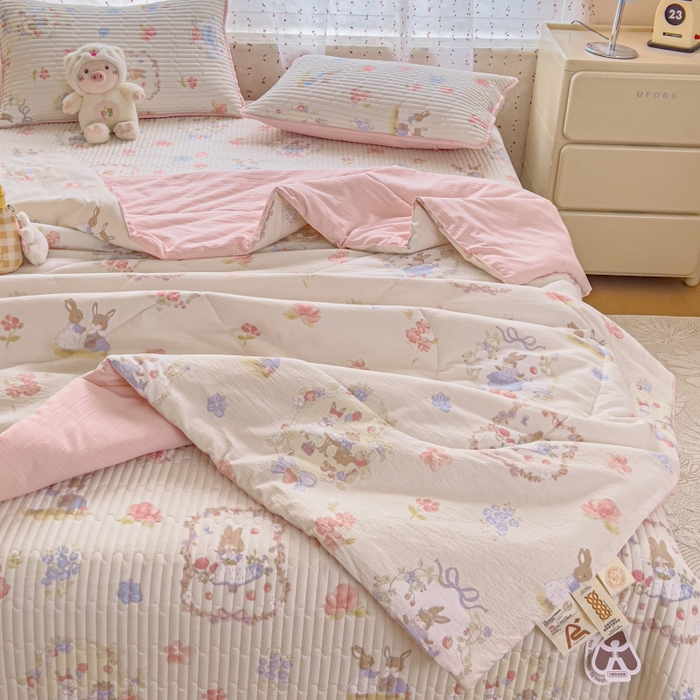 91家纺网 家纺一手货源 找家纺 （总）贝扬思家纺 2026新款云感双层纱7A抗菌夏被四件套系列-栀夏系列