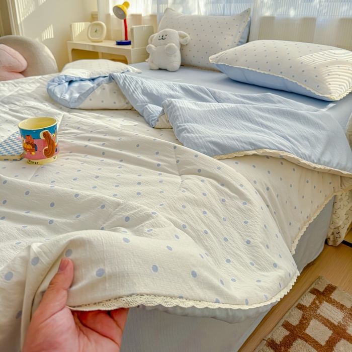 91家纺网 家纺一手货源 找家纺 贝扬思家纺 2026新款云感双层纱抗菌花边夏被-晴风系列 晴风-海盐汤圆