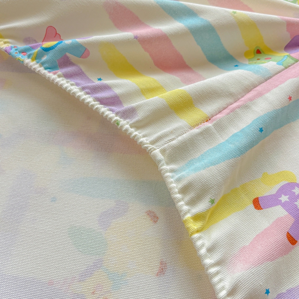 91家纺网 家纺一手货源 找家纺 青泽家纺 2025新款原棉老粗布床笠系列 彩虹小马